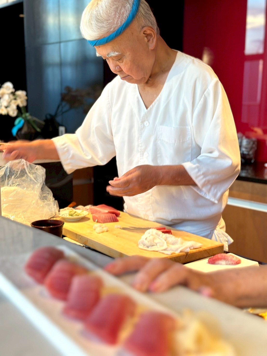 職人がまぐろを丁寧に捌く様子